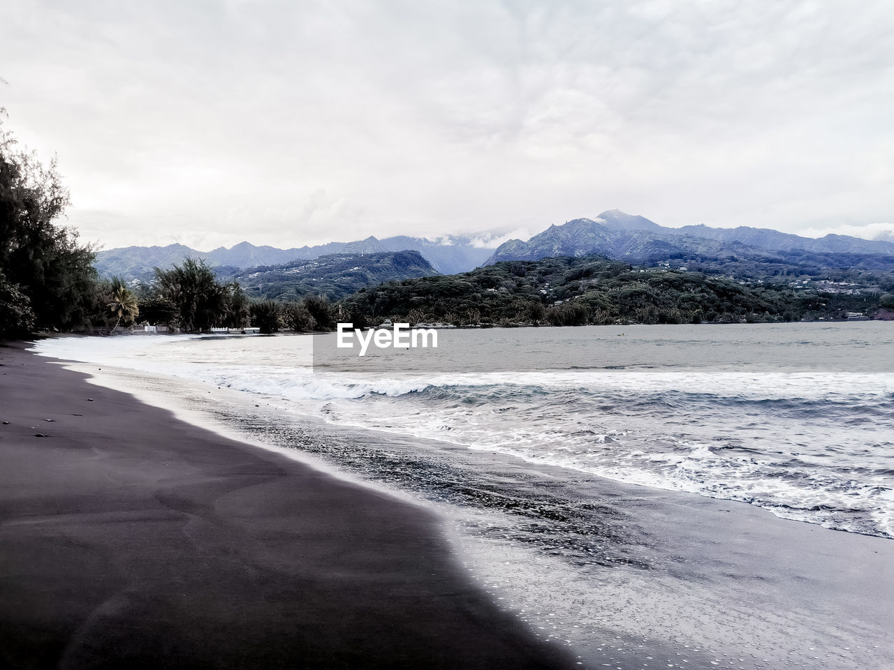 SCENIC VIEW OF SEA AGAINST SKY DURING WINTER