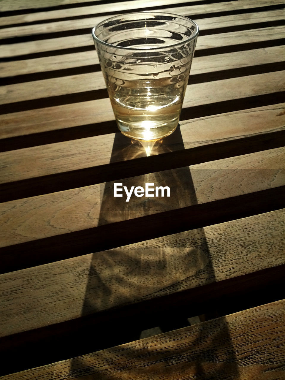 CLOSE-UP OF DRINK IN GLASS ON TABLE