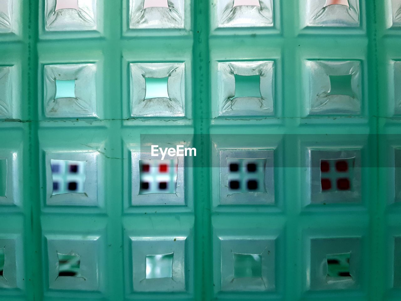 FULL FRAME SHOT OF GLASS WINDOW