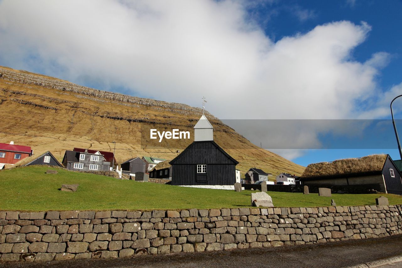 PANORAMIC VIEW OF BUILDING AGAINST CLOUDY SKY