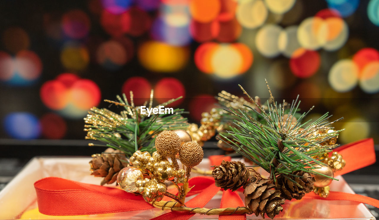 CLOSE-UP OF CHRISTMAS ORNAMENTS ON TABLE