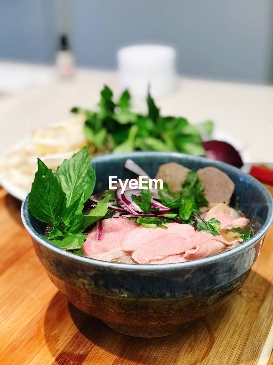 CLOSE-UP OF SALAD IN BOWL