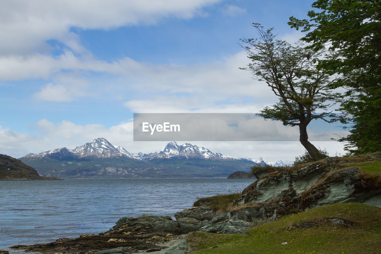 SCENIC VIEW OF SEA BY MOUNTAINS AGAINST SKY