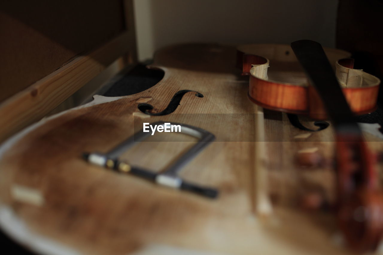 CLOSE-UP OF PIANO AND TABLE ON WOOD