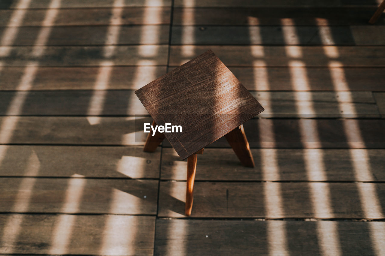 HIGH ANGLE VIEW OF UMBRELLA ON WOOD