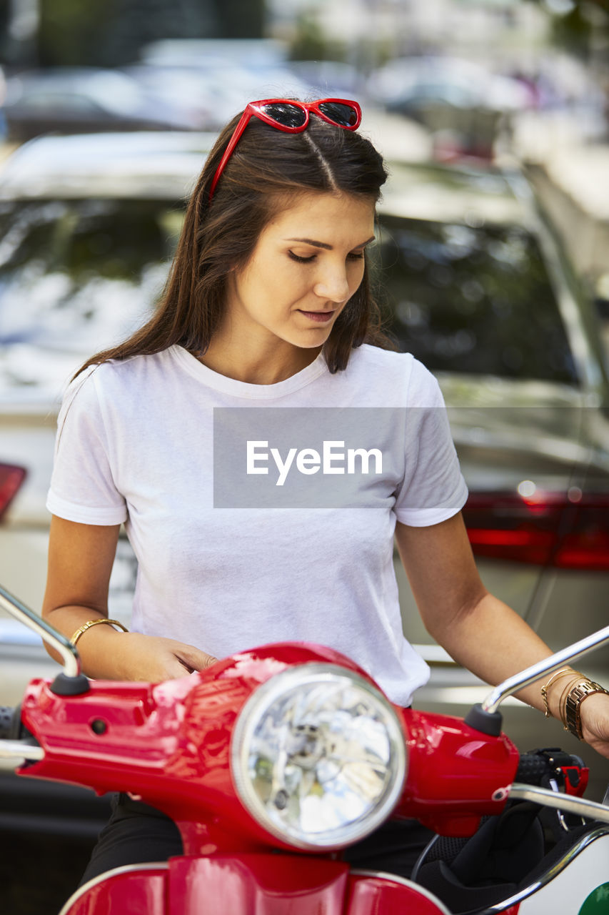 CLOSE-UP OF WOMAN LOOKING THROUGH CAR