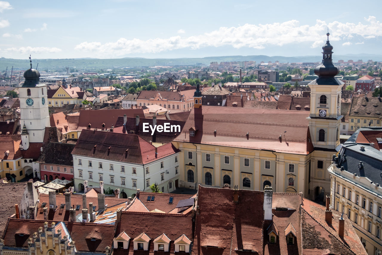 HIGH ANGLE VIEW OF TOWNSCAPE AGAINST SKY IN CITY