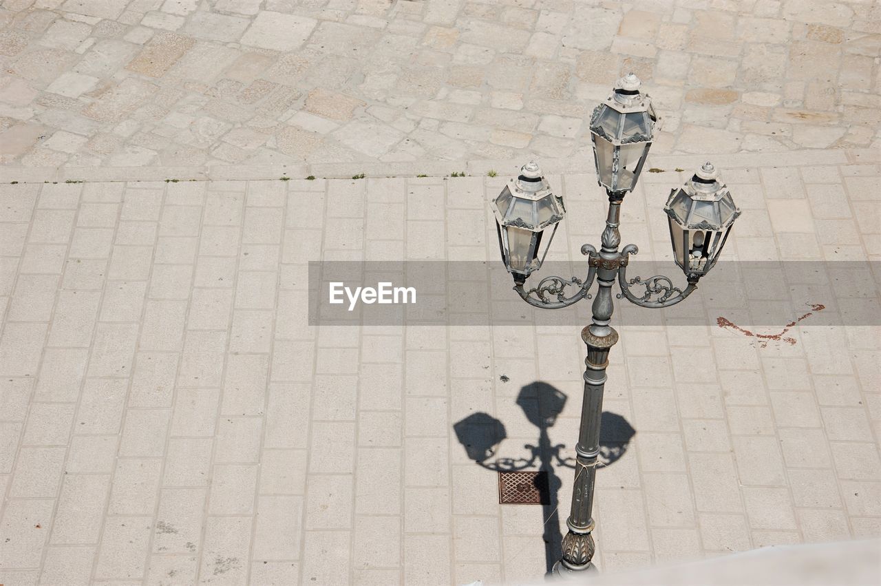 HIGH ANGLE VIEW OF BICYCLE ON FOOTPATH