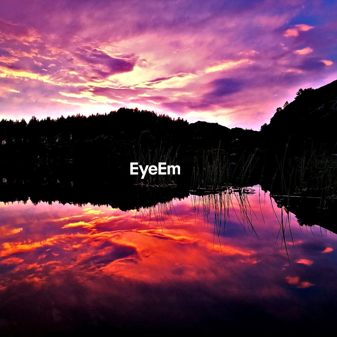 SCENIC VIEW OF LAKE AGAINST ROMANTIC SKY