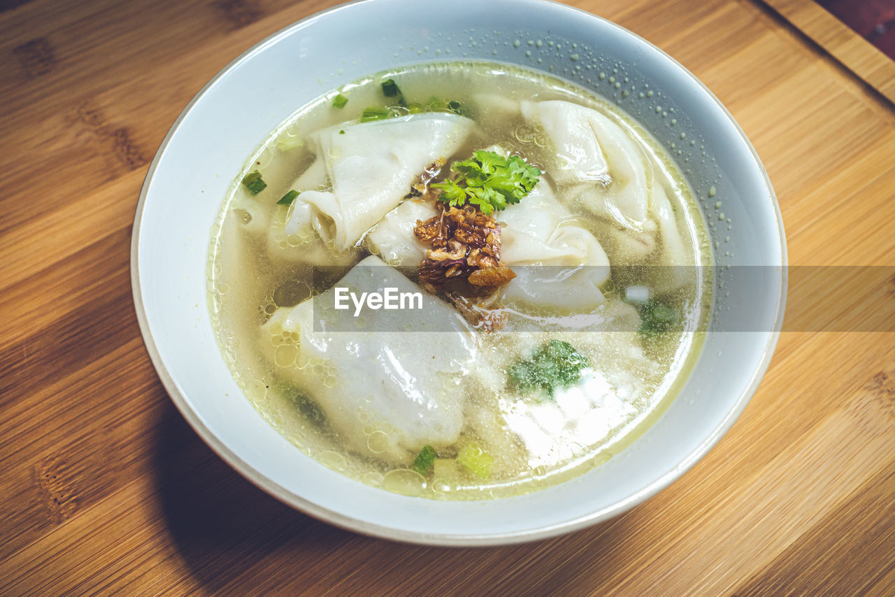 HIGH ANGLE VIEW OF FOOD IN BOWL