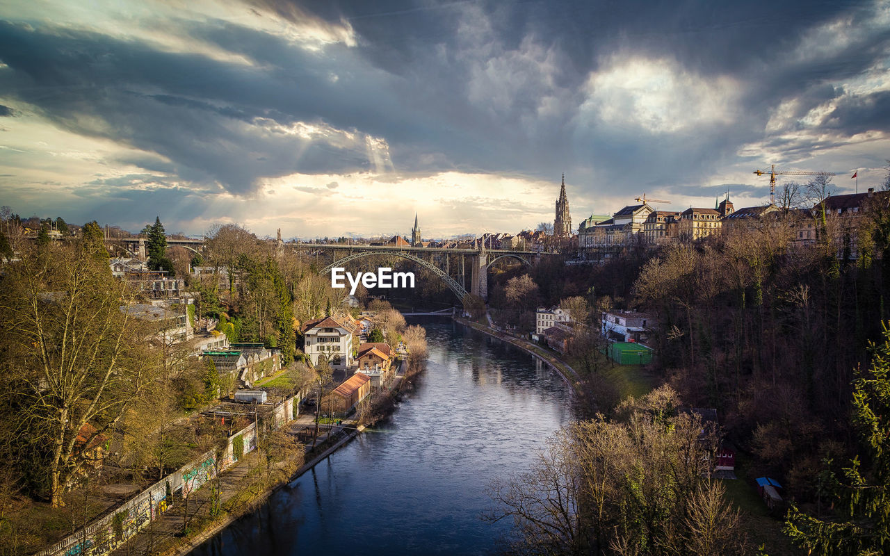 HIGH ANGLE VIEW OF RIVER BY BUILDINGS IN CITY