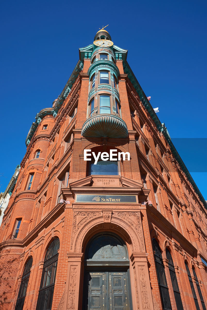 LOW ANGLE VIEW OF HISTORICAL BUILDING AGAINST BLUE SKY