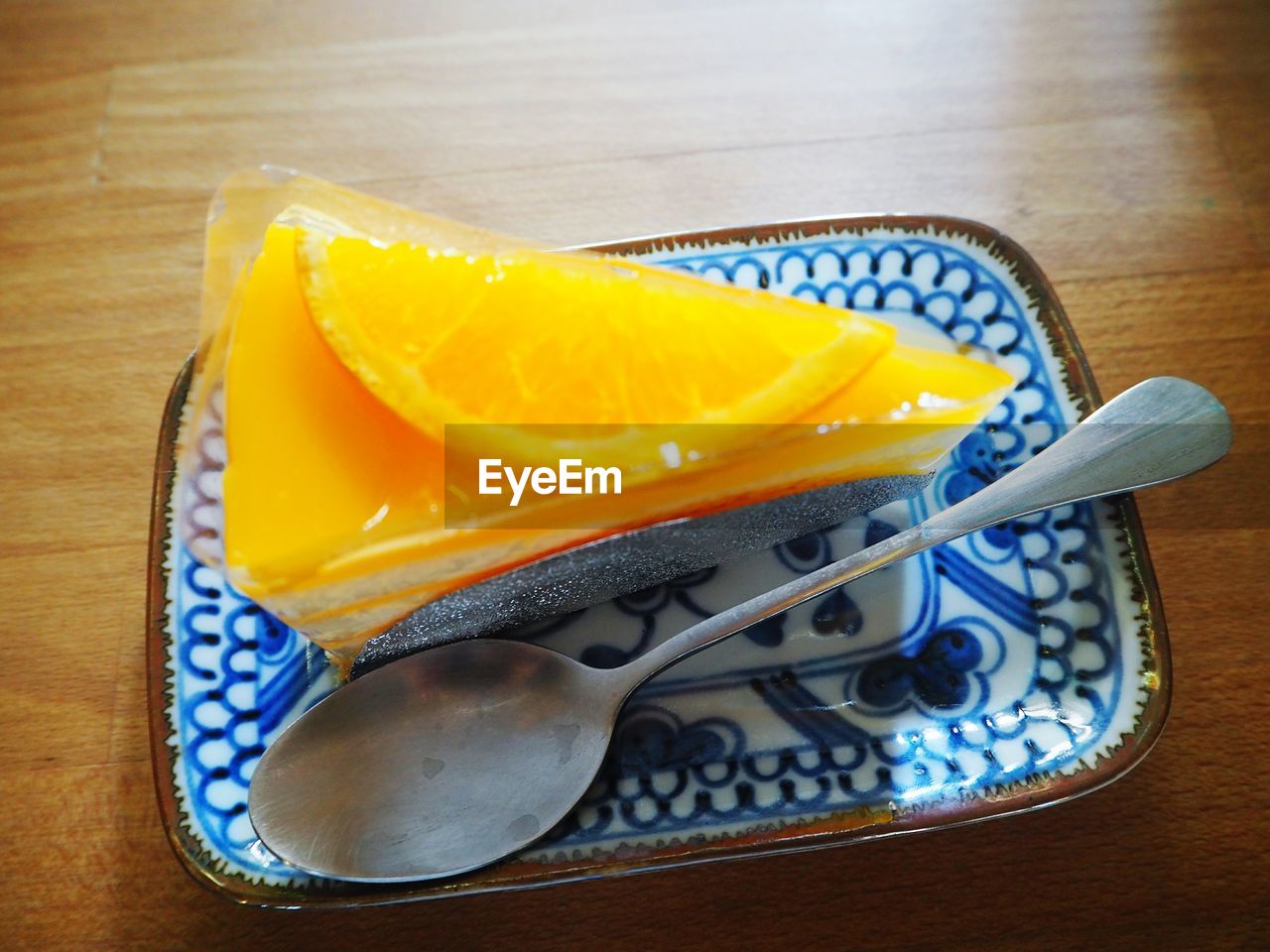 HIGH ANGLE VIEW OF YELLOW FRUIT IN BOWL ON TABLE