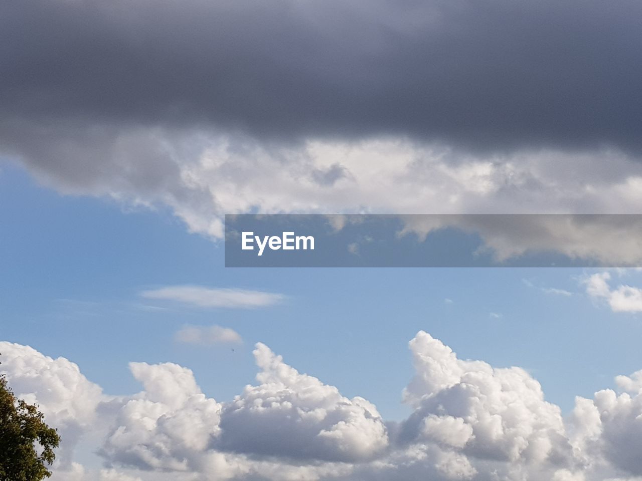 LOW ANGLE VIEW OF CLOUDSCAPE AGAINST SKY