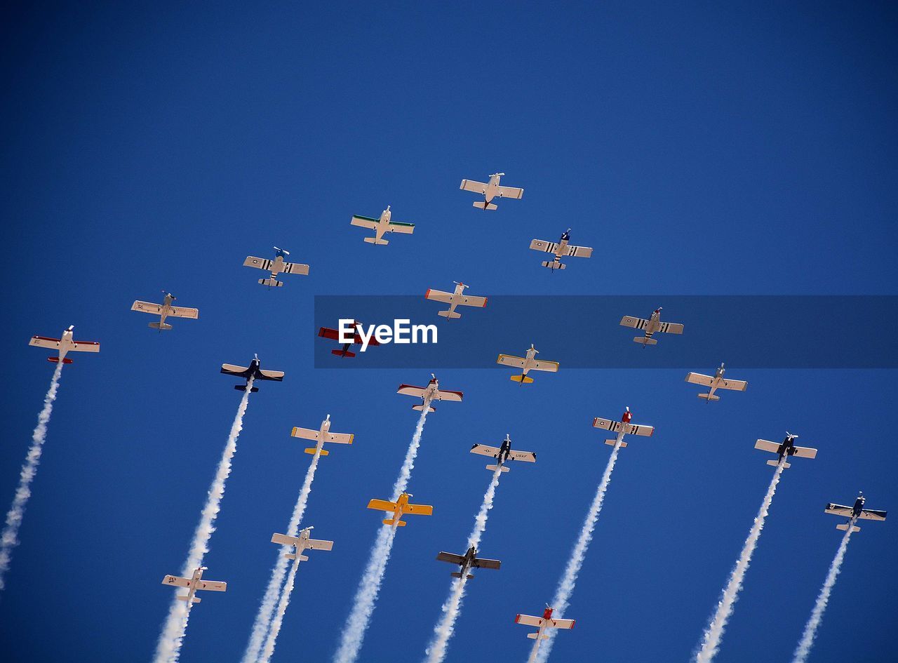 LOW ANGLE VIEW OF BIRDS FLYING AGAINST CLEAR SKY