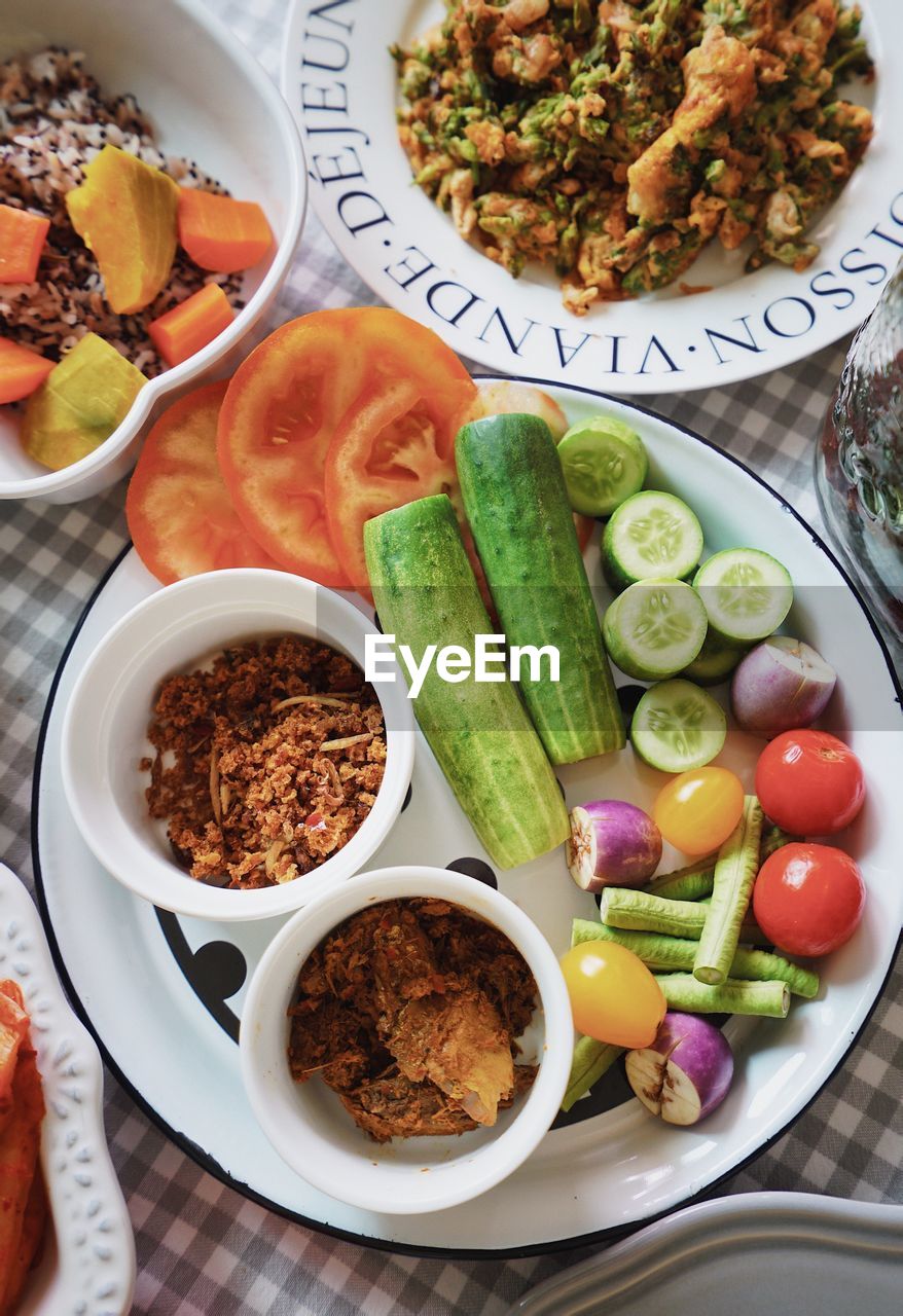 HIGH ANGLE VIEW OF MEAL SERVED IN BOWL