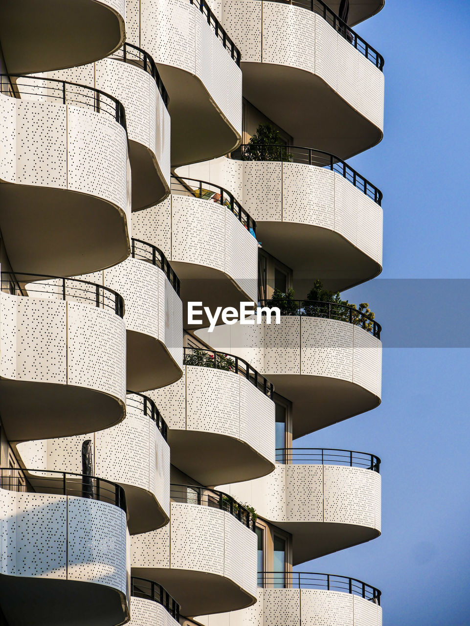 LOW ANGLE VIEW OF BUILDINGS AGAINST CLEAR SKY