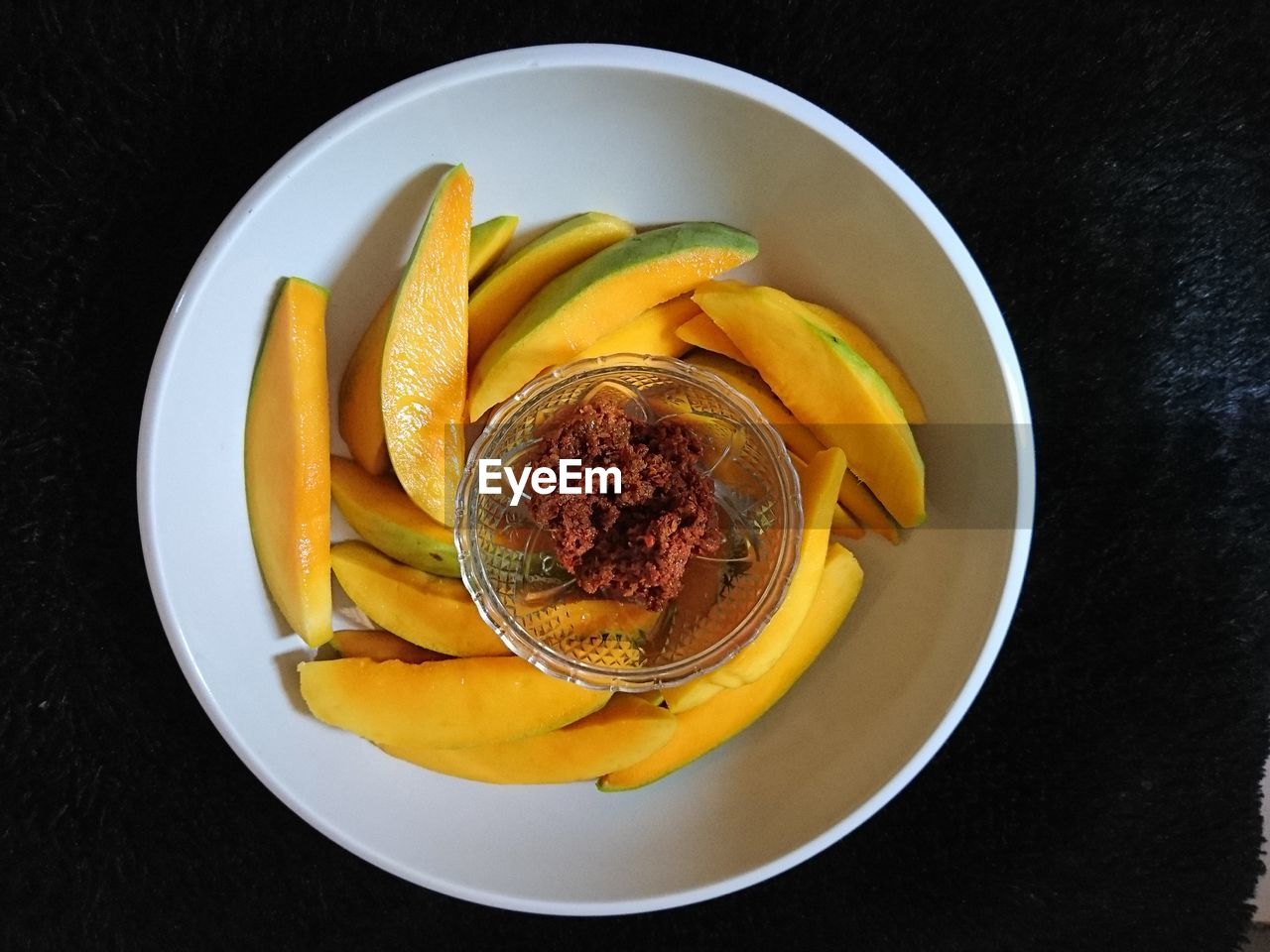 HIGH ANGLE VIEW OF ORANGE FRUIT IN PLATE