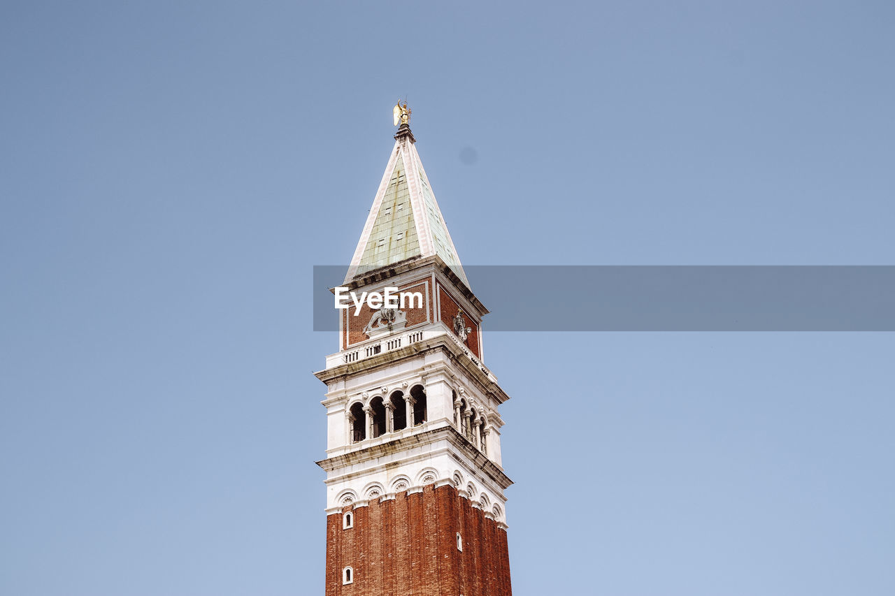 LOW ANGLE VIEW OF BUILDING AGAINST CLEAR BLUE SKY