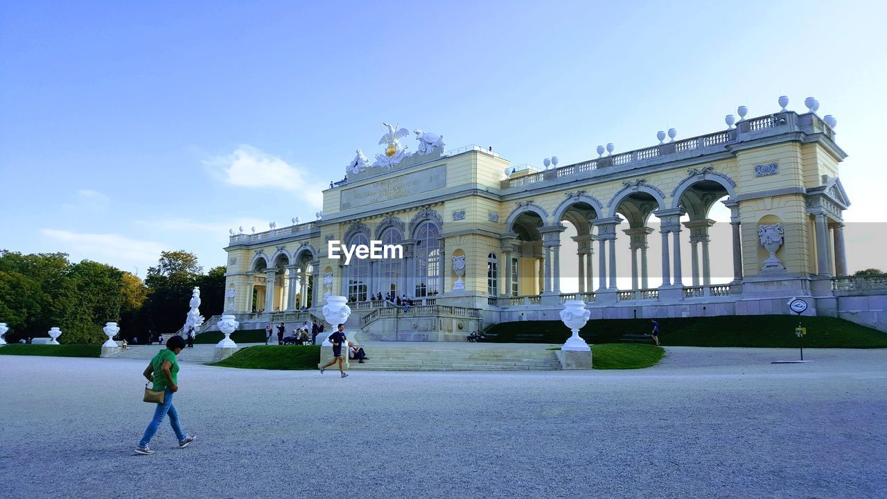 PEOPLE AT HISTORICAL BUILDING