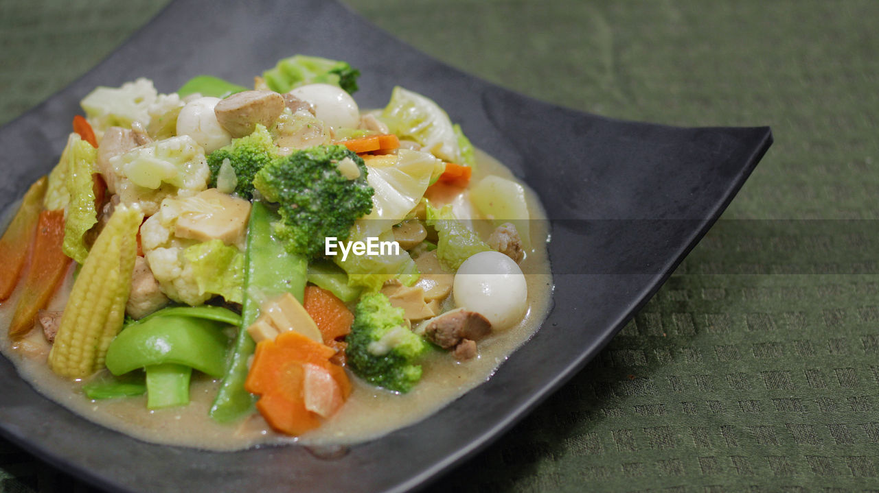 CLOSE-UP OF SALAD IN BOWL