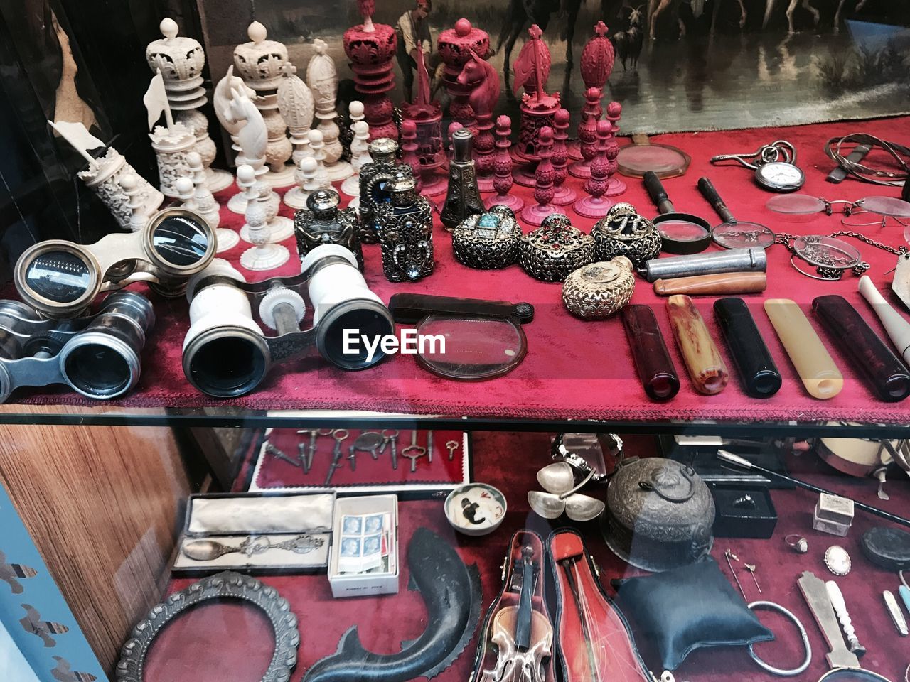 HIGH ANGLE VIEW OF VARIOUS OBJECTS ON TABLE