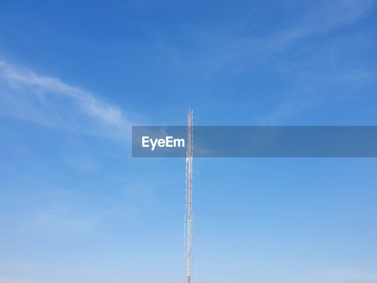 LOW ANGLE VIEW OF AIRPLANE FLYING AGAINST SKY