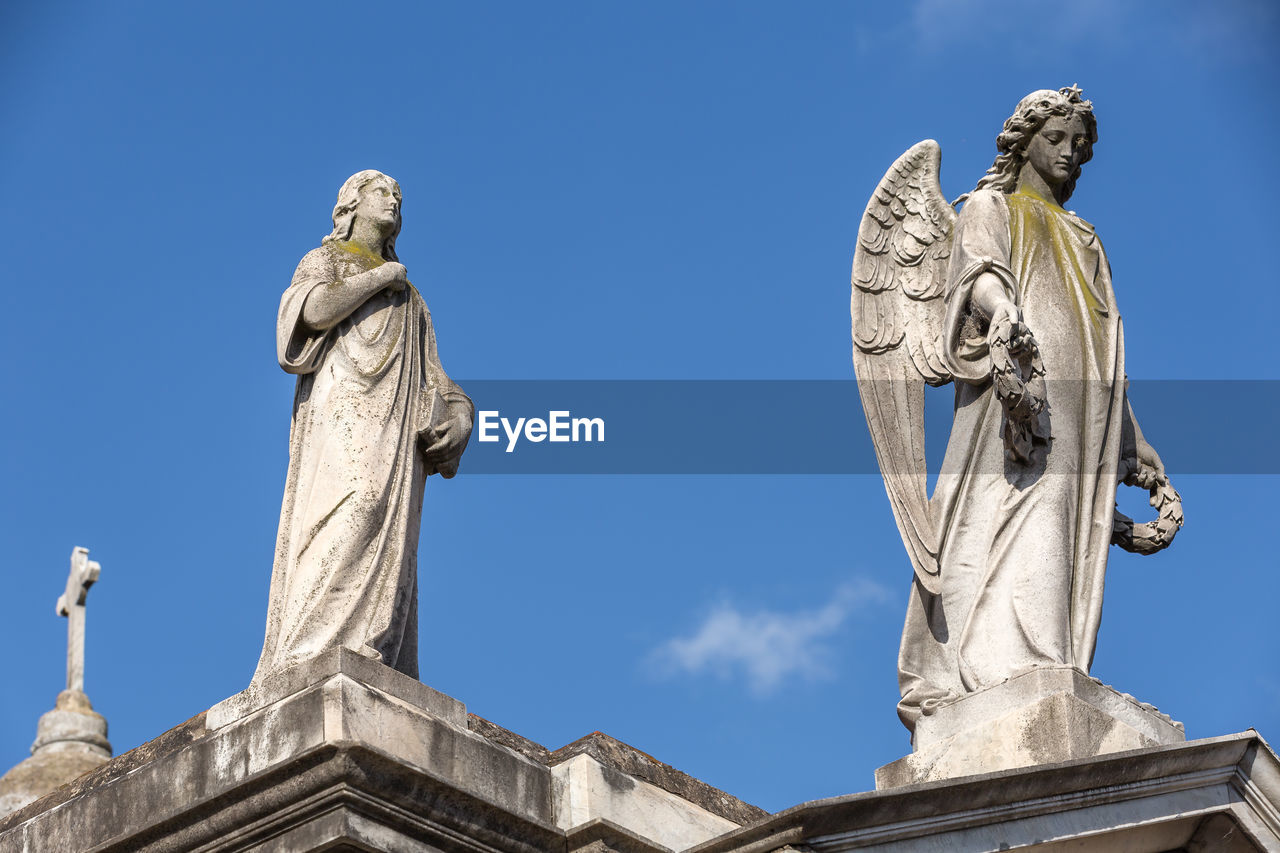 LOW ANGLE VIEW OF STATUE AGAINST BLUE SKY