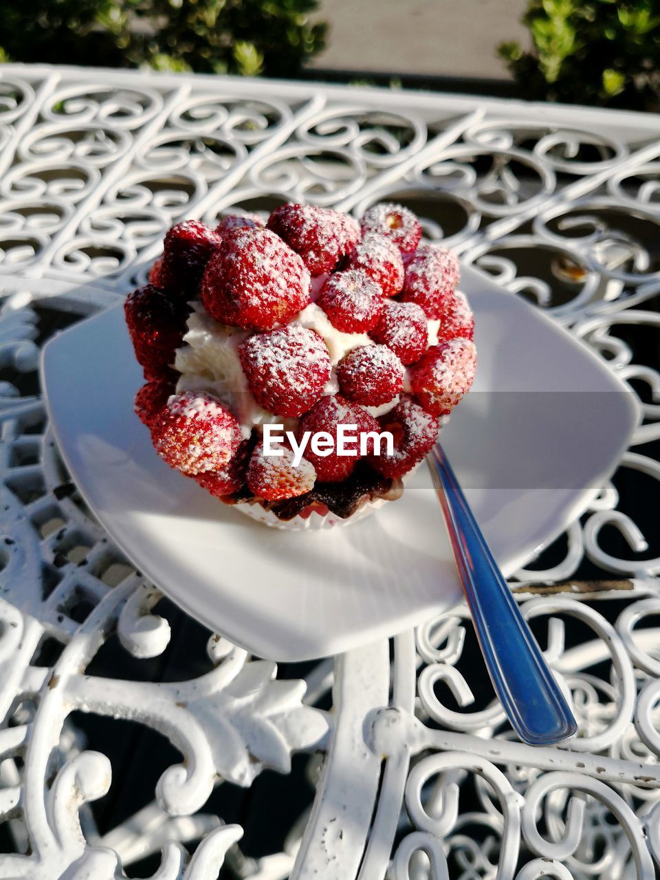 CLOSE-UP OF STRAWBERRY CAKE IN PLATE