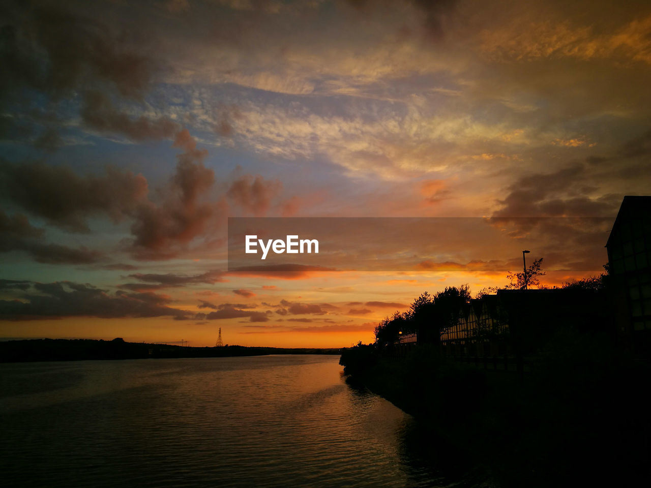 SCENIC VIEW OF SEA AGAINST DRAMATIC SKY