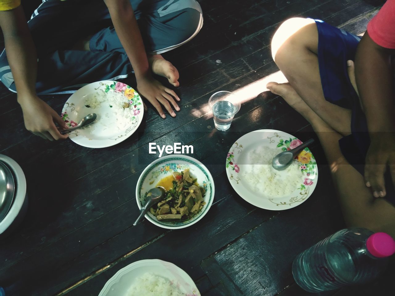 HIGH ANGLE VIEW OF PEOPLE HAVING FOOD IN PLATE