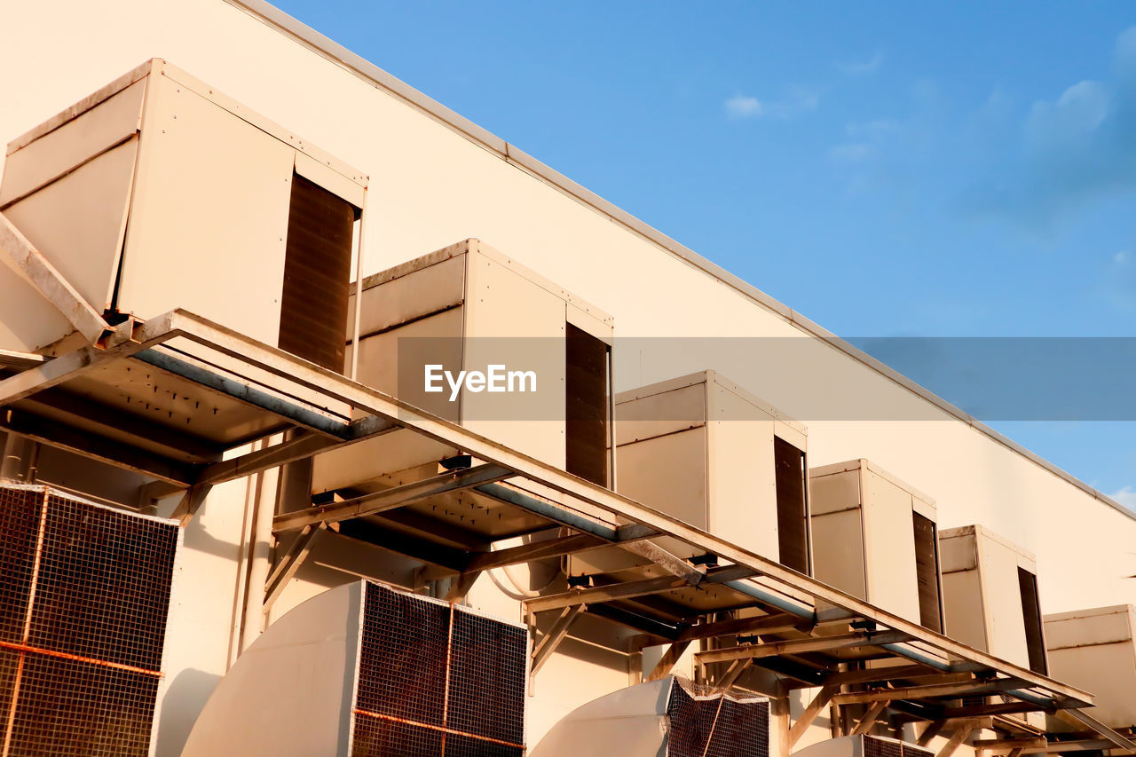 LOW ANGLE VIEW OF BUILDINGS AGAINST SKY
