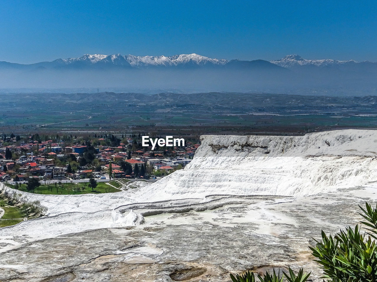 SCENIC VIEW OF SEA AND MOUNTAINS AGAINST CLEAR SKY