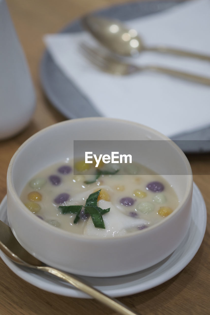 CLOSE-UP OF SOUP IN BOWL