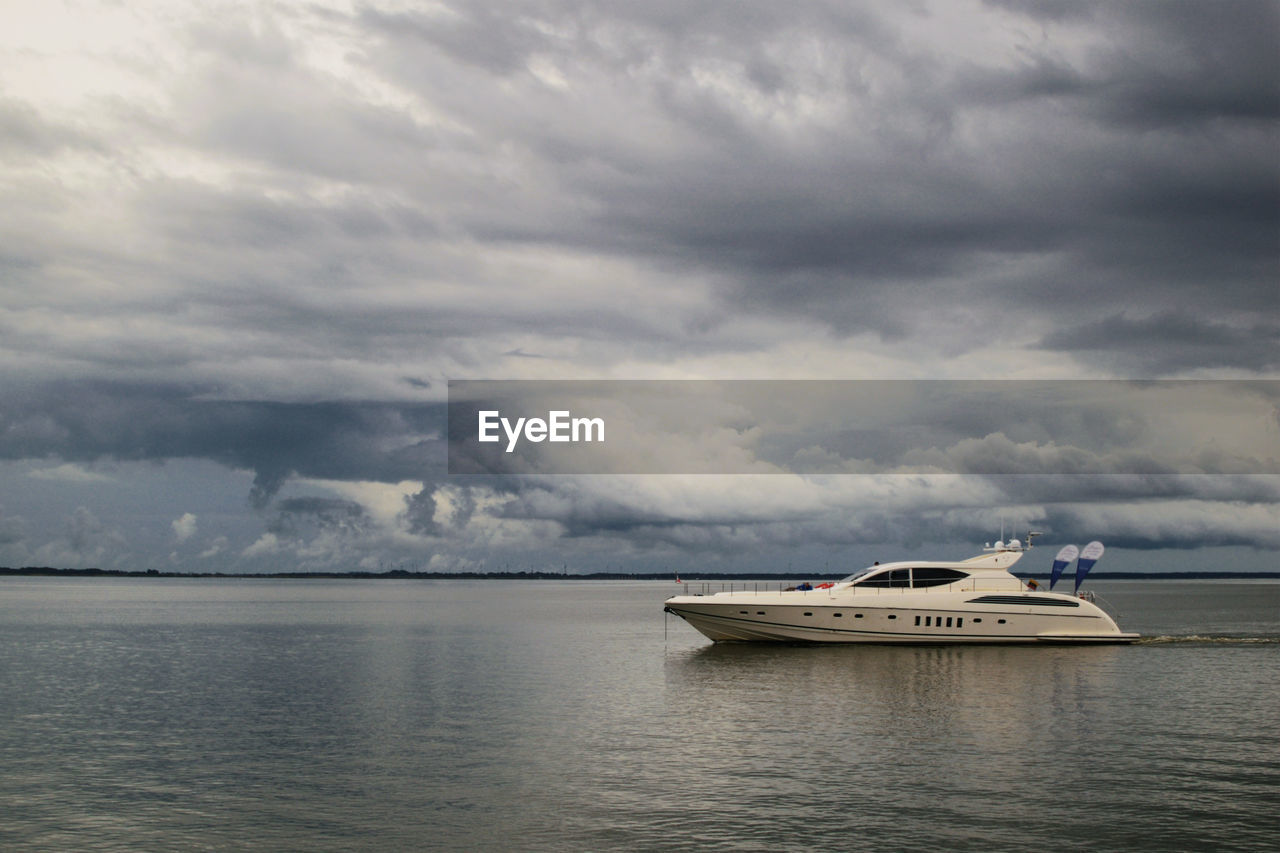 BOAT IN SEA AGAINST SKY