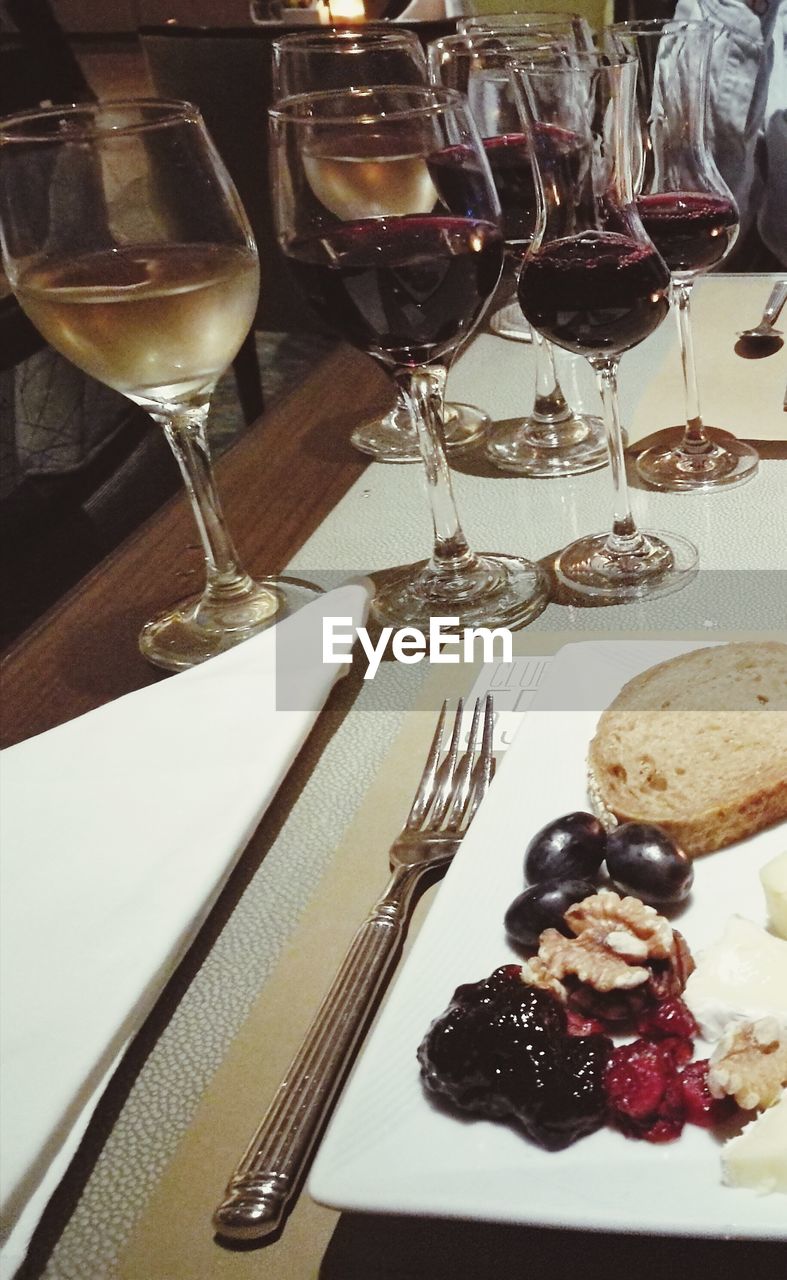 CLOSE-UP OF WINE IN PLATE ON TABLE