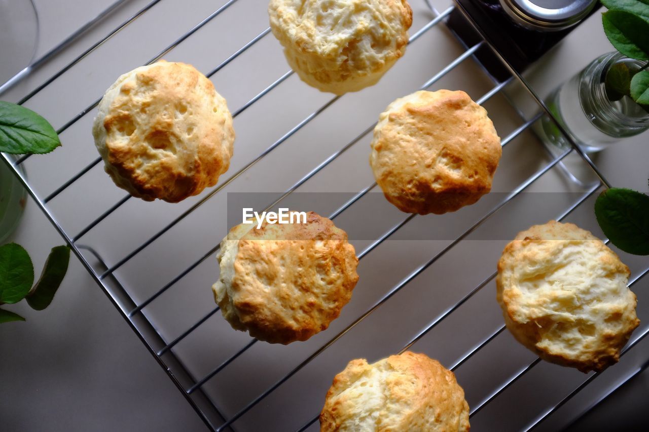 HIGH ANGLE VIEW OF BREAD ON TRAY