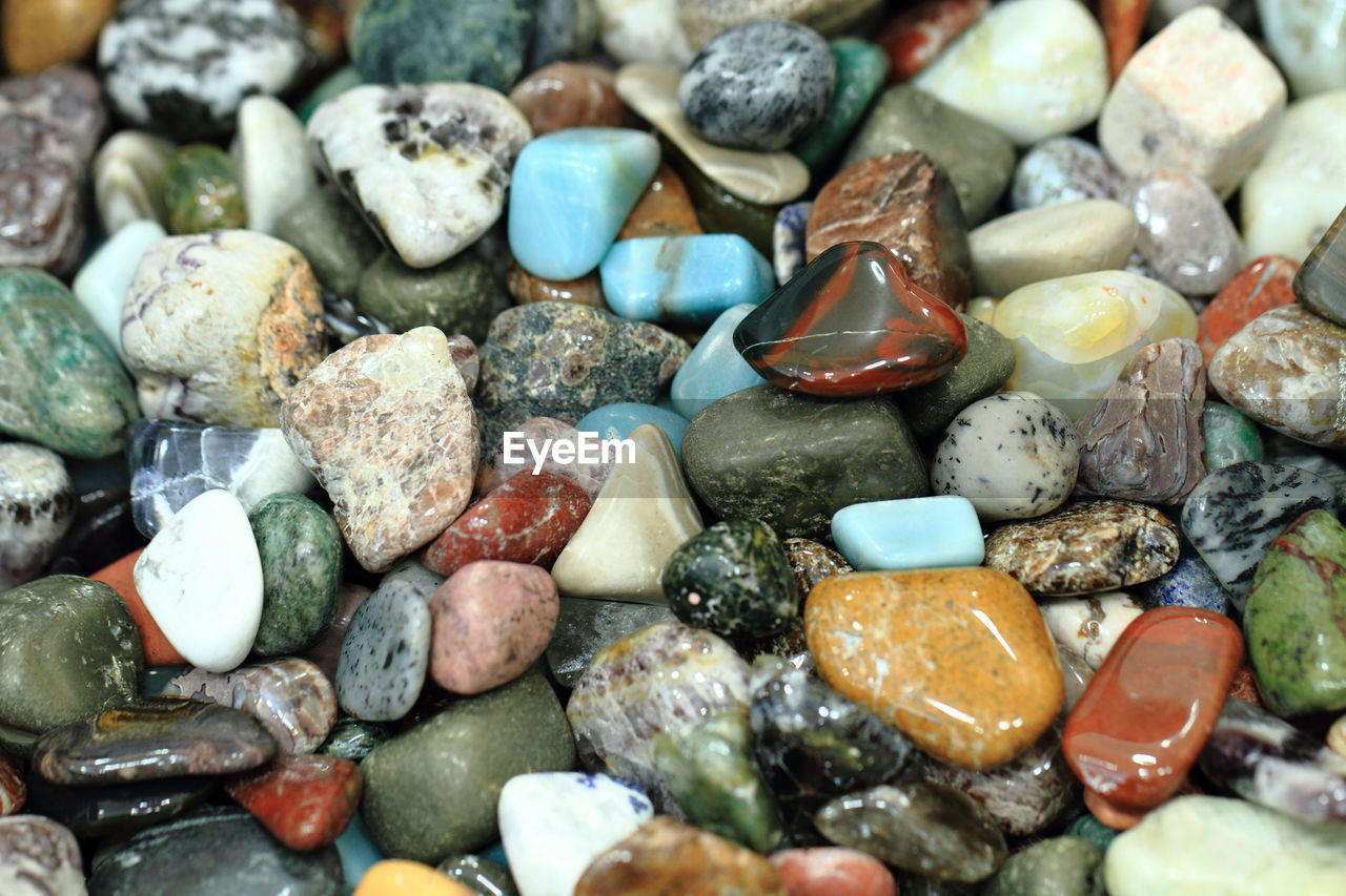 FULL FRAME SHOT OF STONES AND PEBBLES ON ROCKS