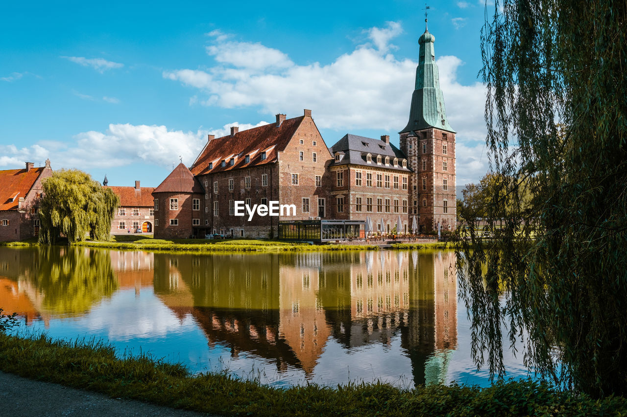 Raesfeld castle is a moated castle in raesfeld in the district of borken, north rhine-westphalia.