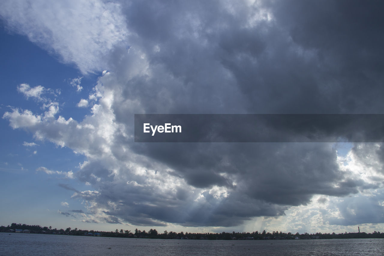 VIEW OF STORM CLOUDS OVER SEA