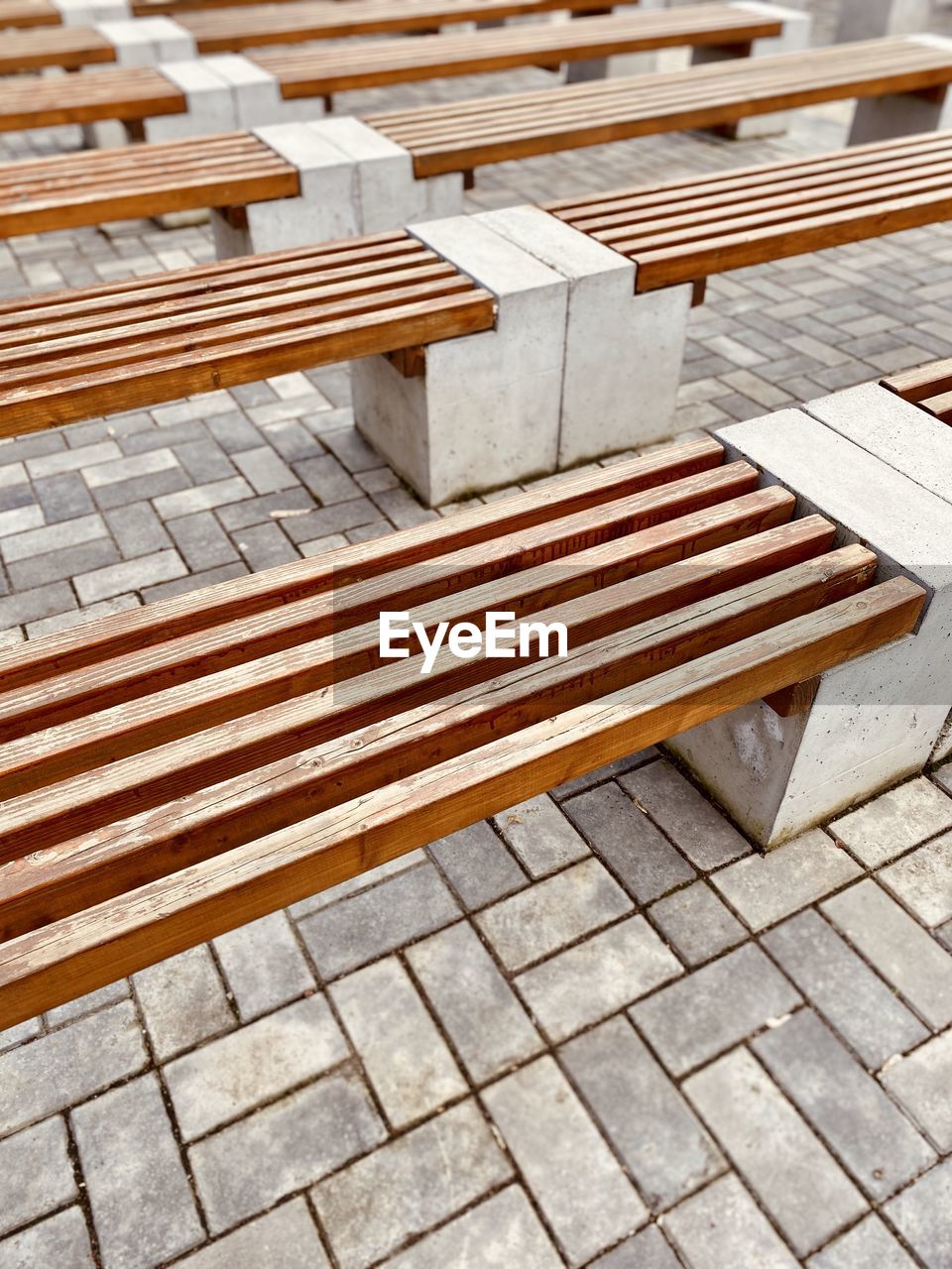 HIGH ANGLE VIEW OF EMPTY BENCH ON TABLE