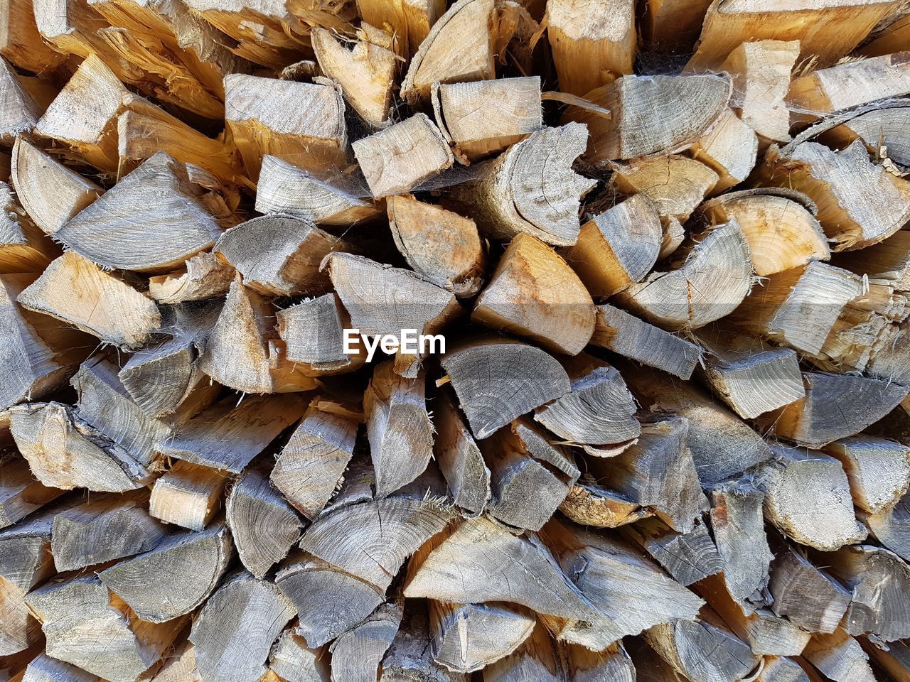 FULL FRAME SHOT OF WOODEN LOGS