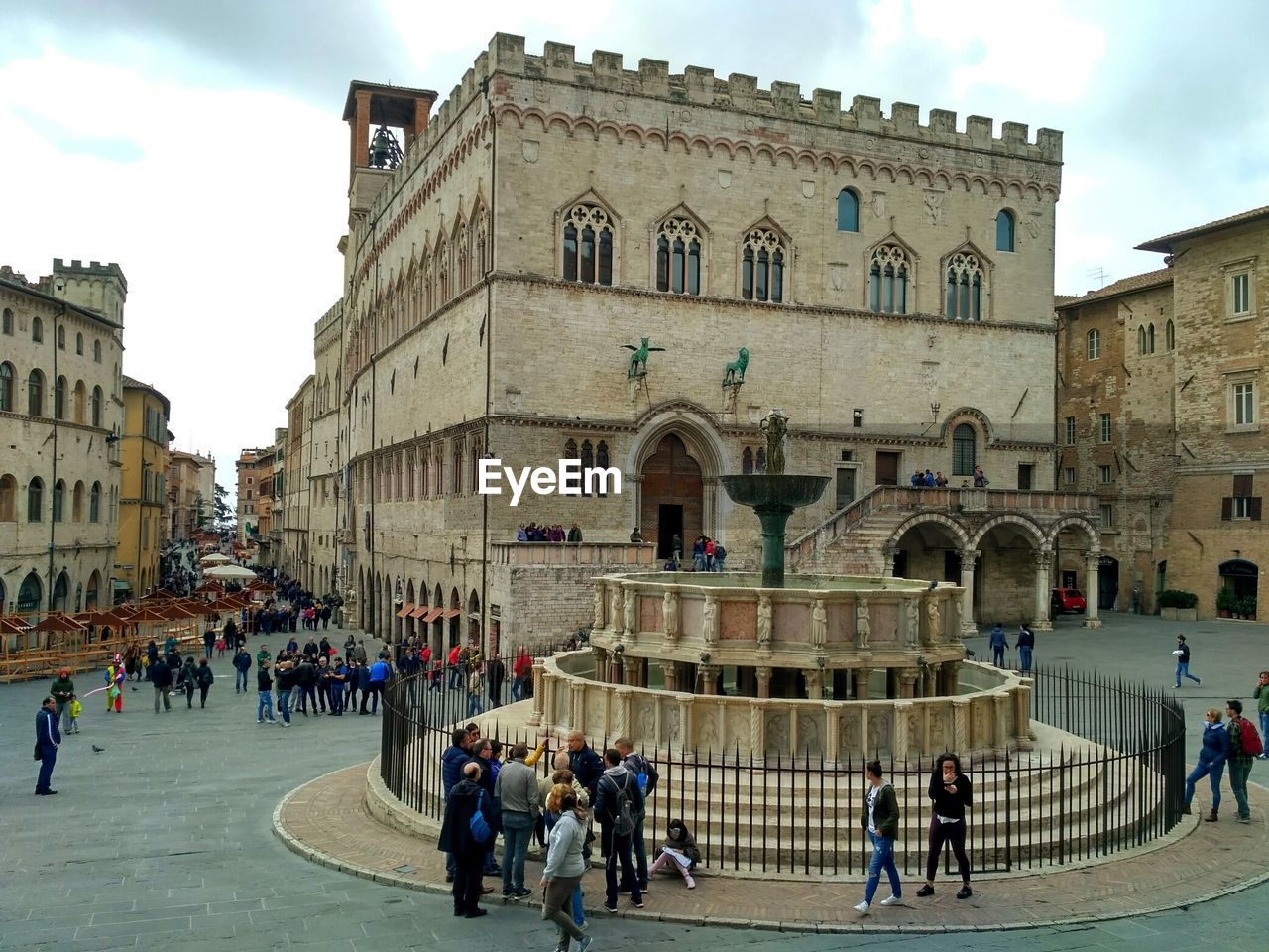 PEOPLE IN FRONT OF BUILDING