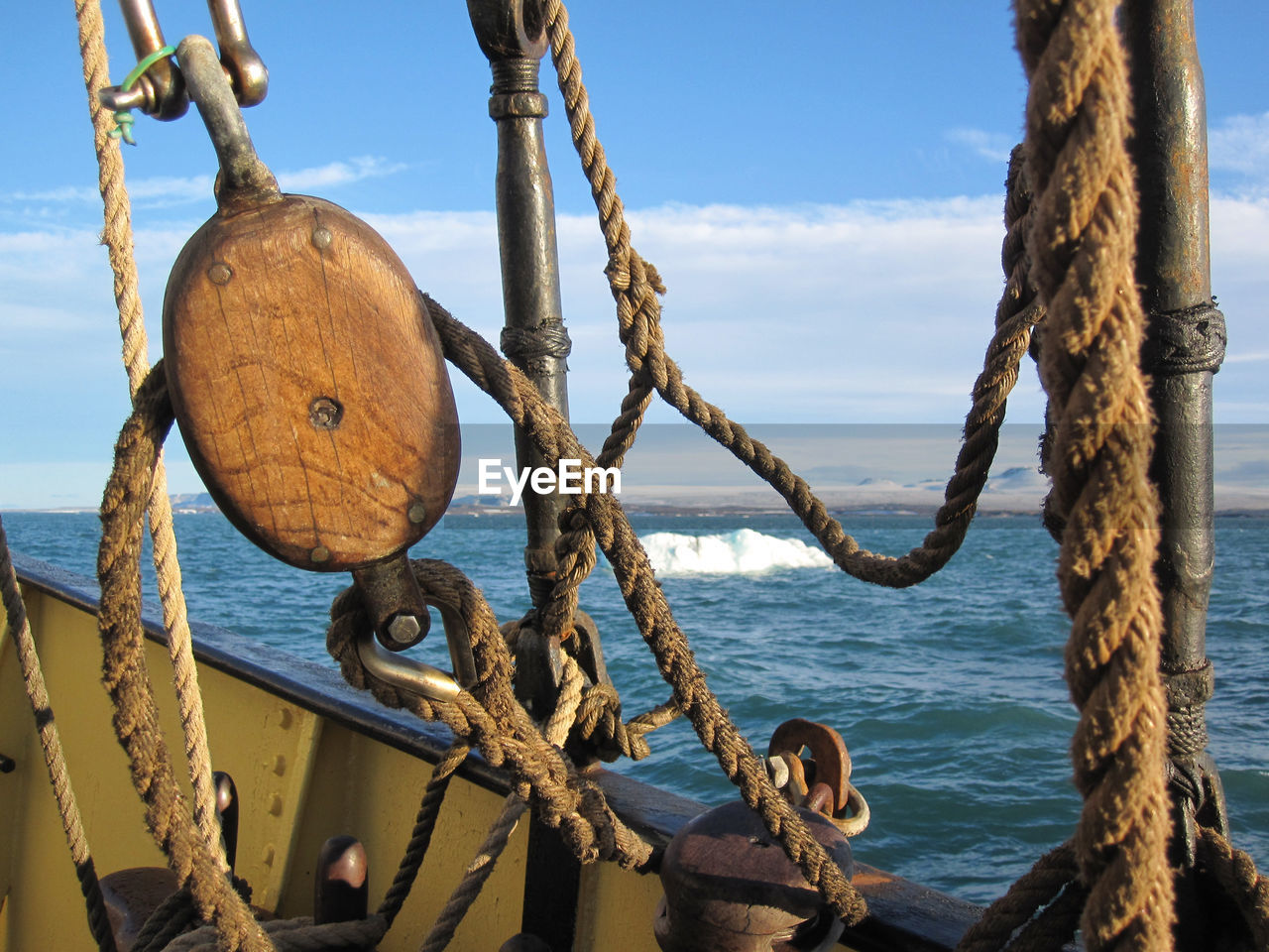 CLOSE-UP OF ROPE TIED ON METAL BOAT