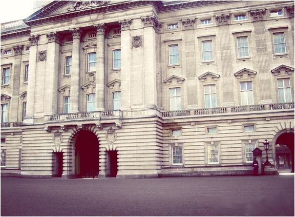 LOW ANGLE VIEW OF HISTORICAL BUILDING IN CITY