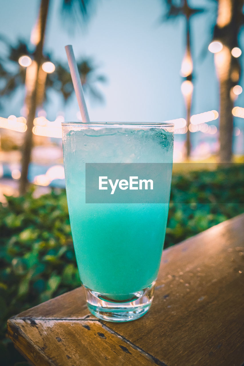 CLOSE-UP OF BEER GLASS WITH DRINK