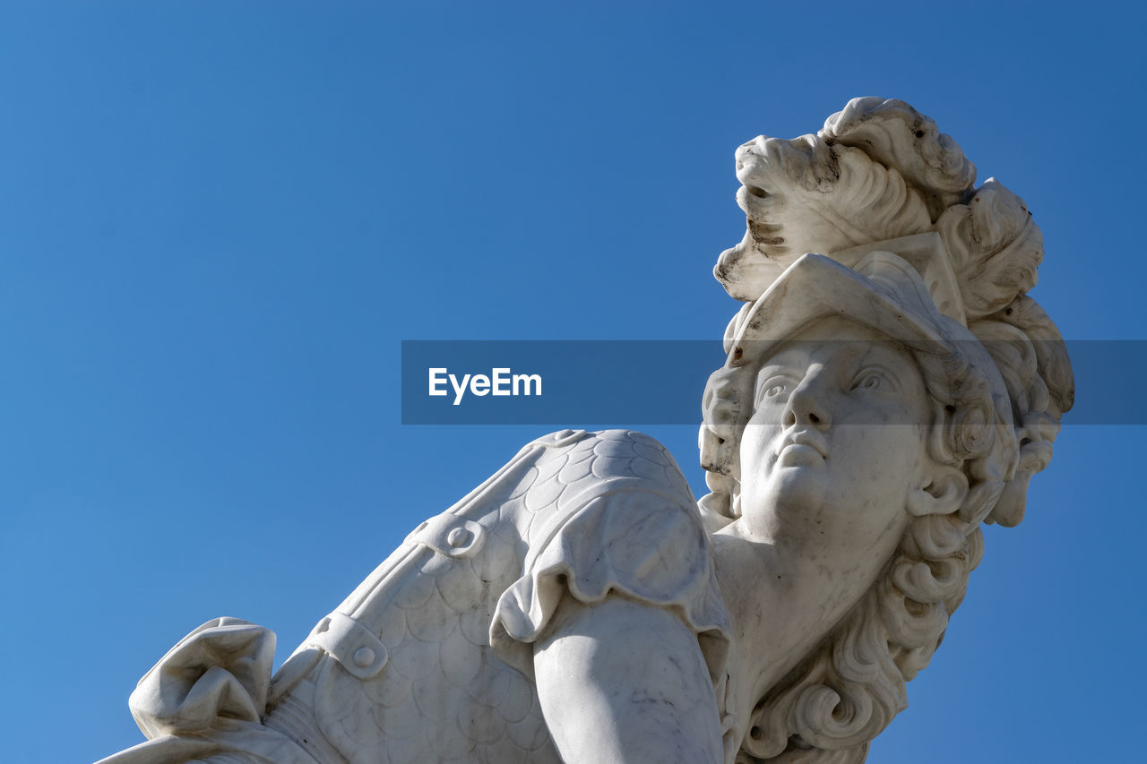 LOW ANGLE VIEW OF STATUE AGAINST CLEAR BLUE SKY