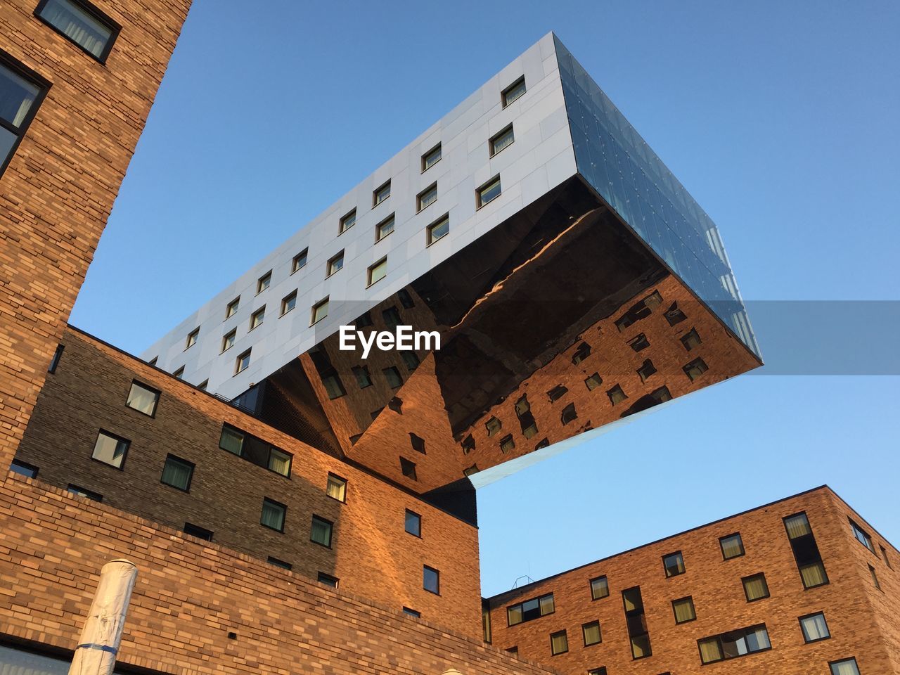 LOW ANGLE VIEW OF BUILDINGS AGAINST SKY