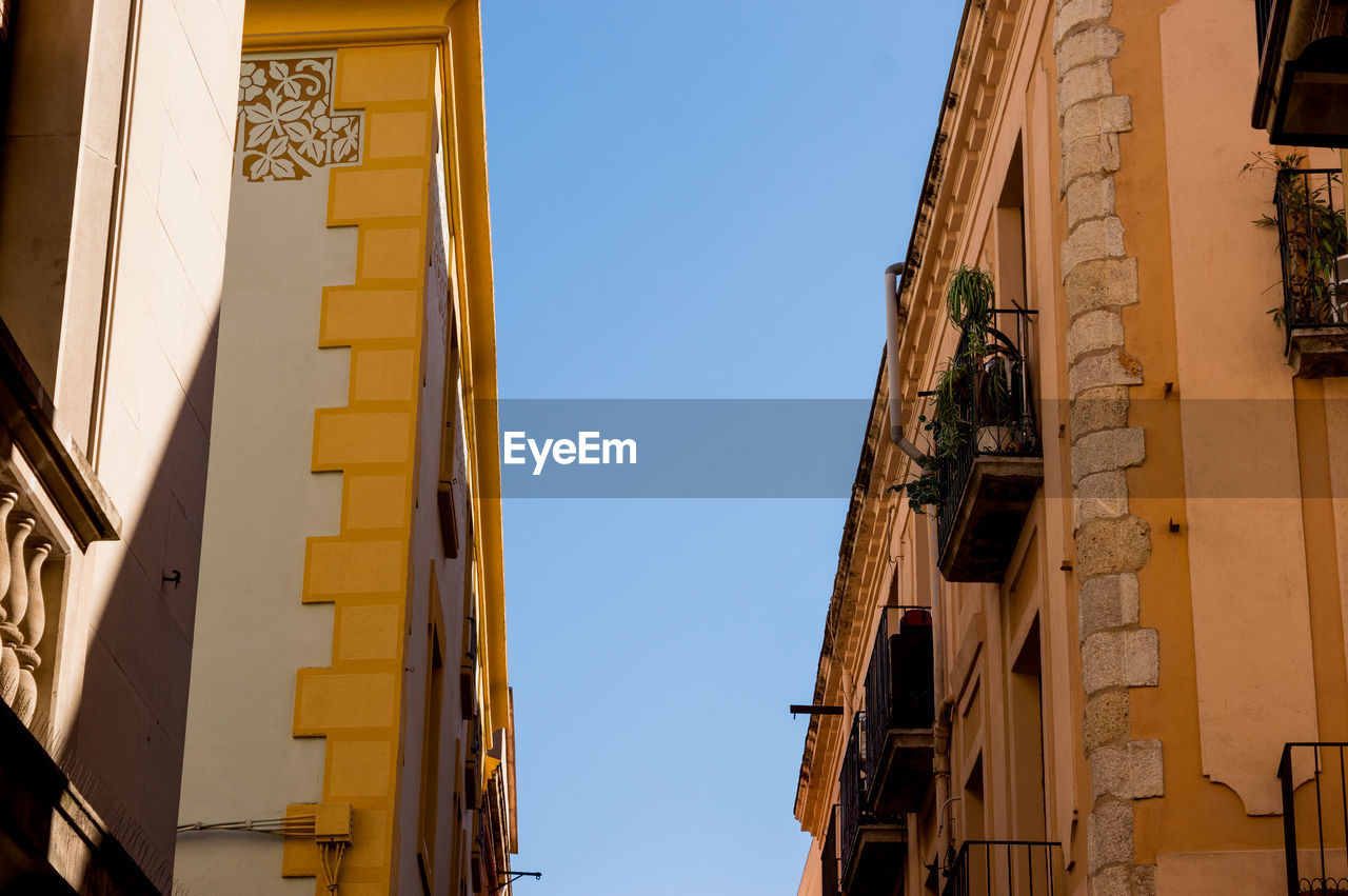 LOW ANGLE VIEW OF BUILDING AGAINST CLEAR SKY