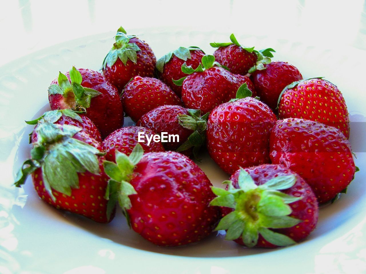 CLOSE-UP OF STRAWBERRIES ON PLATE
